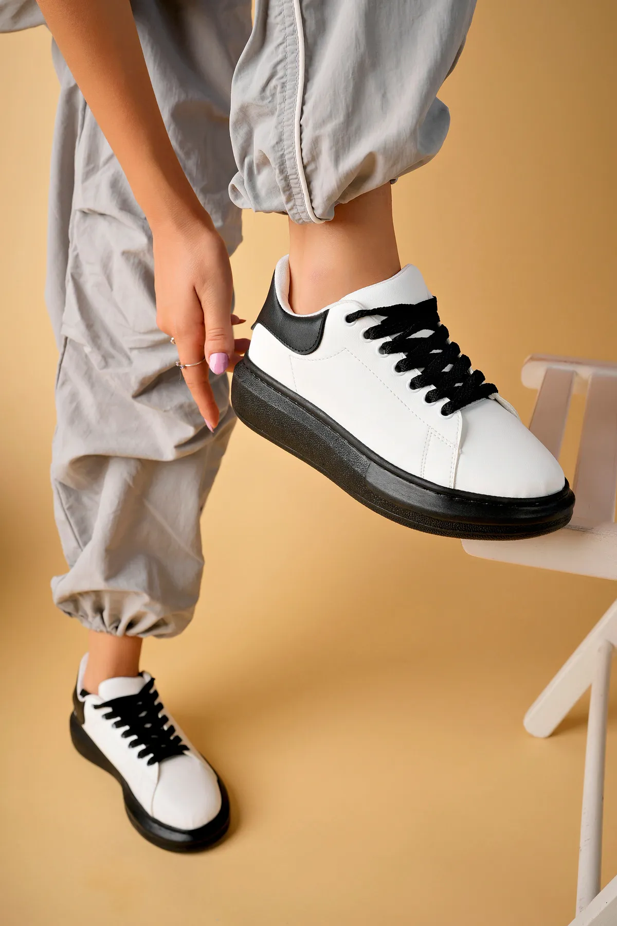 Luis a Costa LC101 Beyaz Siyah Cilt Siyah Taban Kadın Sneaker - 3